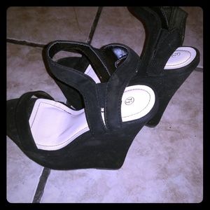 Black wedges